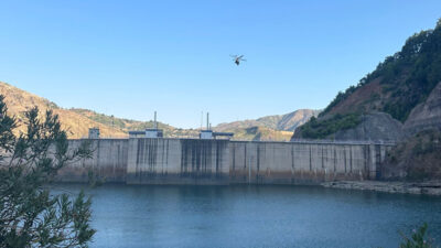 Orman yangınına müdahale eden helikopter suya düştü