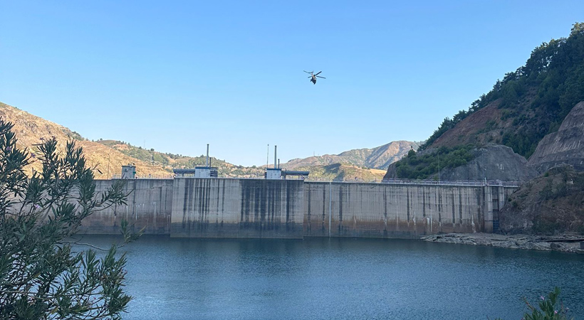 Orman yangınına müdahale eden helikopter suya düştü Orman yangınına müdahale eden helikopter suya düştü
