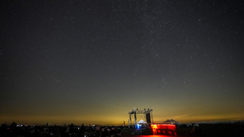 Bursa'nın Karacabey ilçesinde binlerce kişi "Perseid meteor yağmuru"nu gözlemledi.