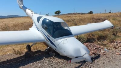 Eğitim uçağı acil iniş yaptı!