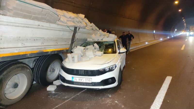 Bursa’da tünelde dehşet! Arızalanan TIR… Bursa'nın Orhangazi ilçesinde, Orhangazi Tüneli'nde arızalanan TIR'ın iki otomobile çarpması
