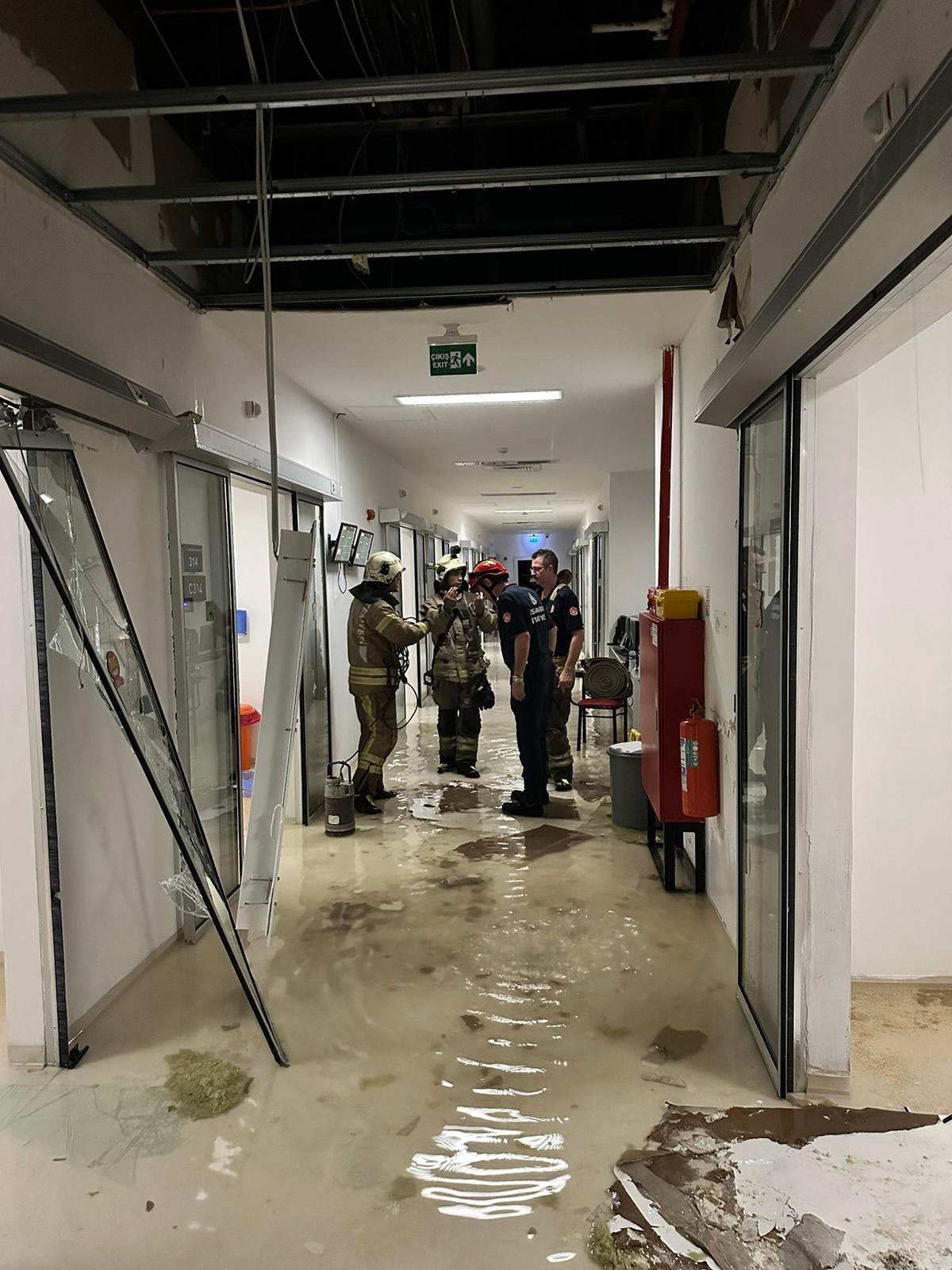 Hastanede tavan çöktü! 8 bebek tahliye edildi…