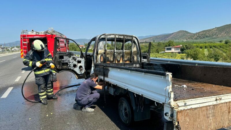 Bursa’da faciadan son anda dönüldü! Bursa’nın İznik ilçesinde alev alan kamyonet söndürüldü.