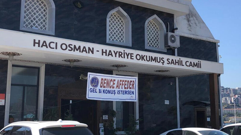 Bursa’da camiye asılan afişi görenler şaştı kaldı Bursa’nın Gemlik ilçesindeki Sahil Camii din görevlisinin hazırladığı afiş, halktan