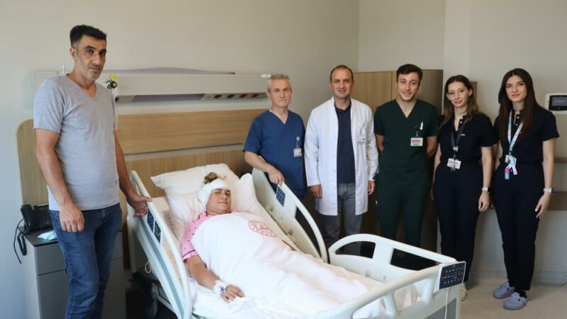 Bursa Şehir Hastanesi’nden bir ilk Çocukluk çağında geçirdiği ateşli bir hastalık yüzünden işitme kaybı yaşayan