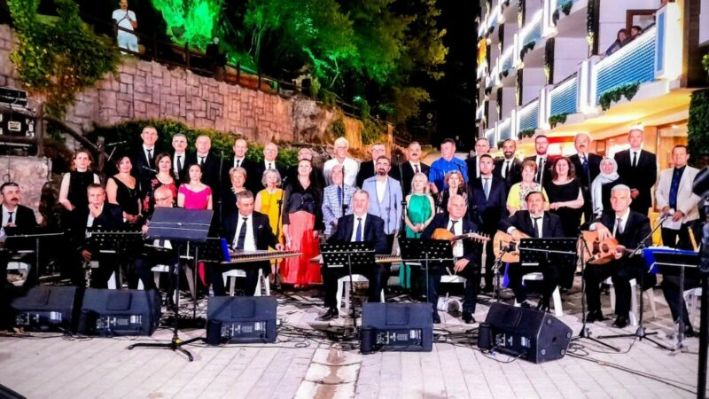 Bursa’nın marka bölgesinde unutulmaz gece! İnegöl Belediyesi Türk Müziği Korosu, Oylat Kaplıcalarında açık alanda düzenlediği
