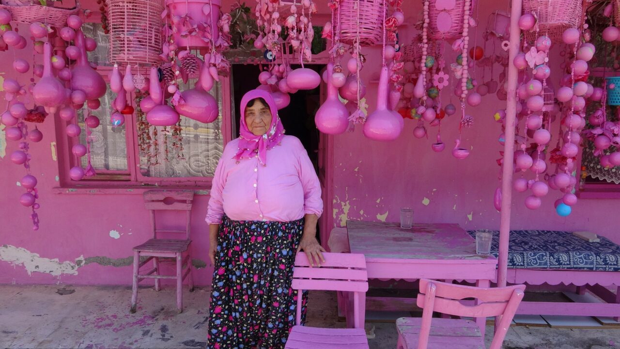 Görenler dönüp bir daha bakıyor: “Barbie Teyze”nin pembe hayatı