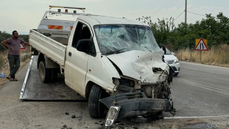 Bursa’da feci kaza: Yaralılar var Bursa’nın İznik ilçesinde yola kontrolsüz çıkan TIR ile kamyonet çarpıştı.