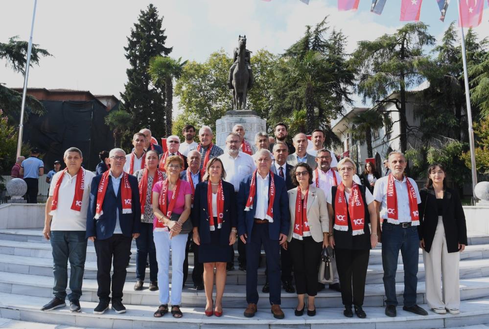 Atatürk’ün Cumhurbaşkanı olarak Bursa’ya gelişinin 100. yılı anısına çelenk sunumu