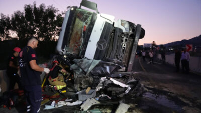 Hurdaya dönen araçtan sağ çıktı