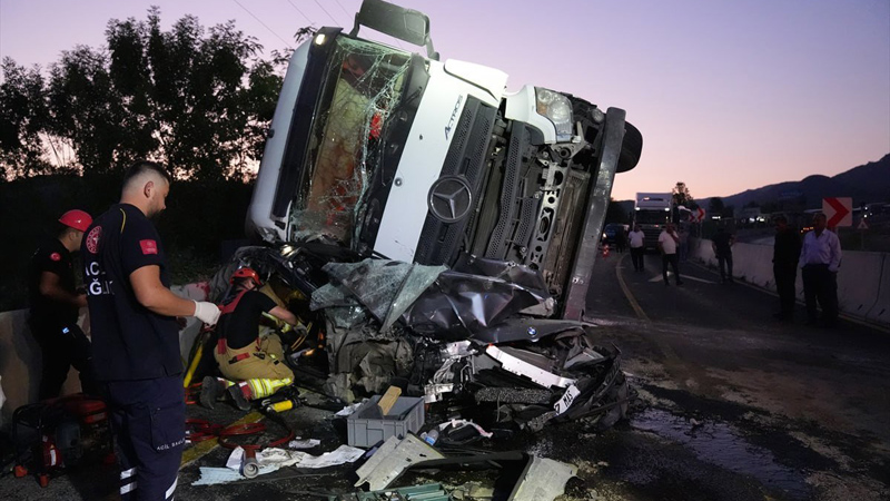 Hurdaya dönen araçtan sağ çıktı