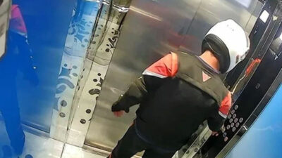 Kurye, tuvaletini yaptığı asansörde mahsur kaldı