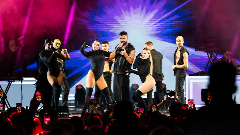 Dünyaca ünlü şarkıcı Ricky Martin, Türk hayranlarıyla buluştu