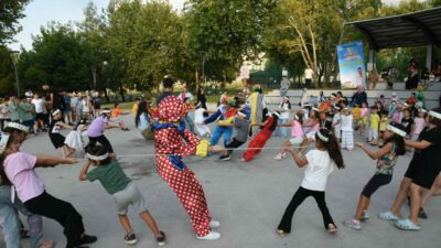Bursa’da çocuklar sokak oyunları ile eğleniyor