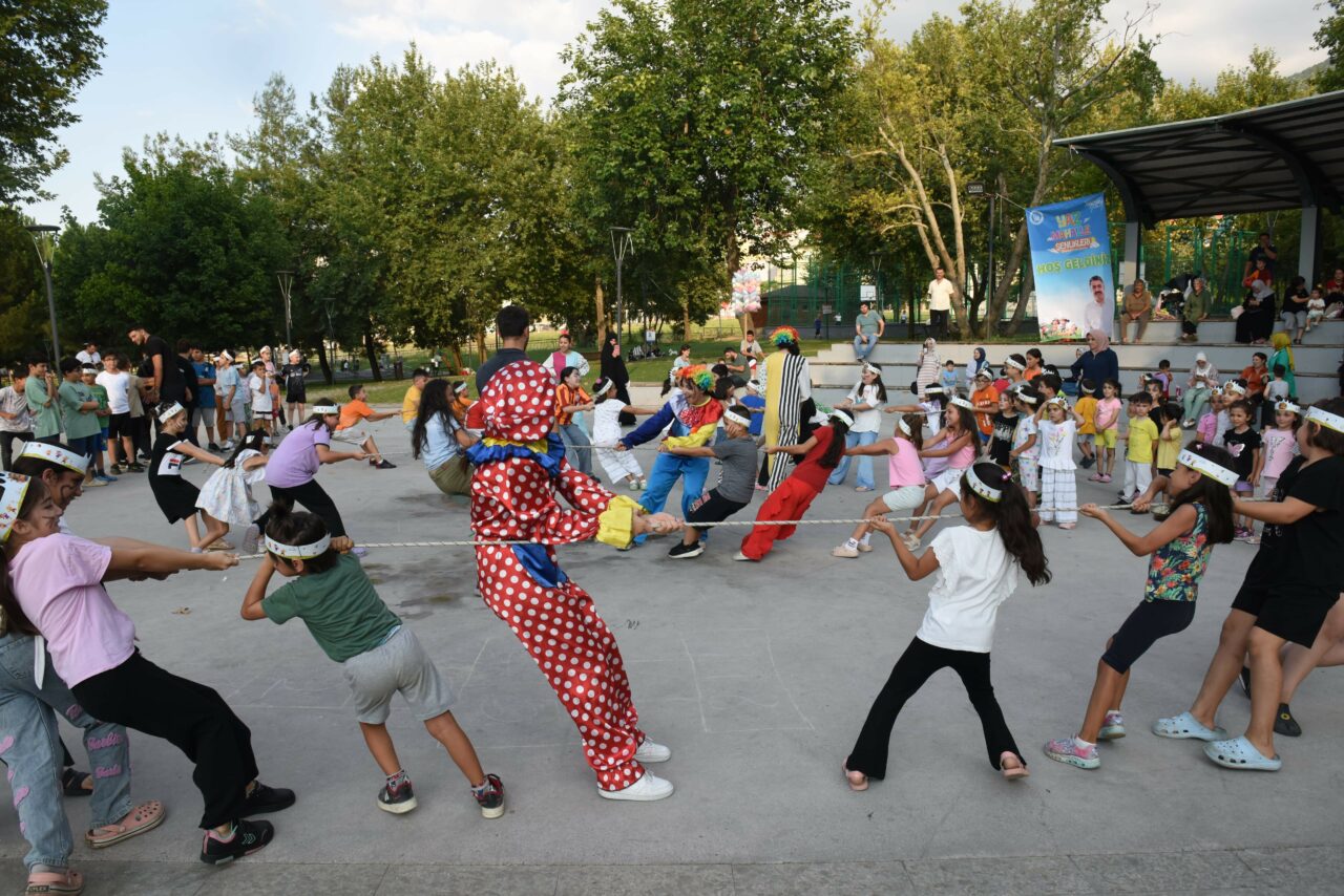 Bursa’da çocuklar sokak oyunları ile eğleniyor