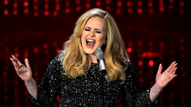 Olimpiyatları izlemek için 80 bin kişilik konserini durdurdu "Easy On Me", "Hello", "Someone Like You" ve "Rolling in