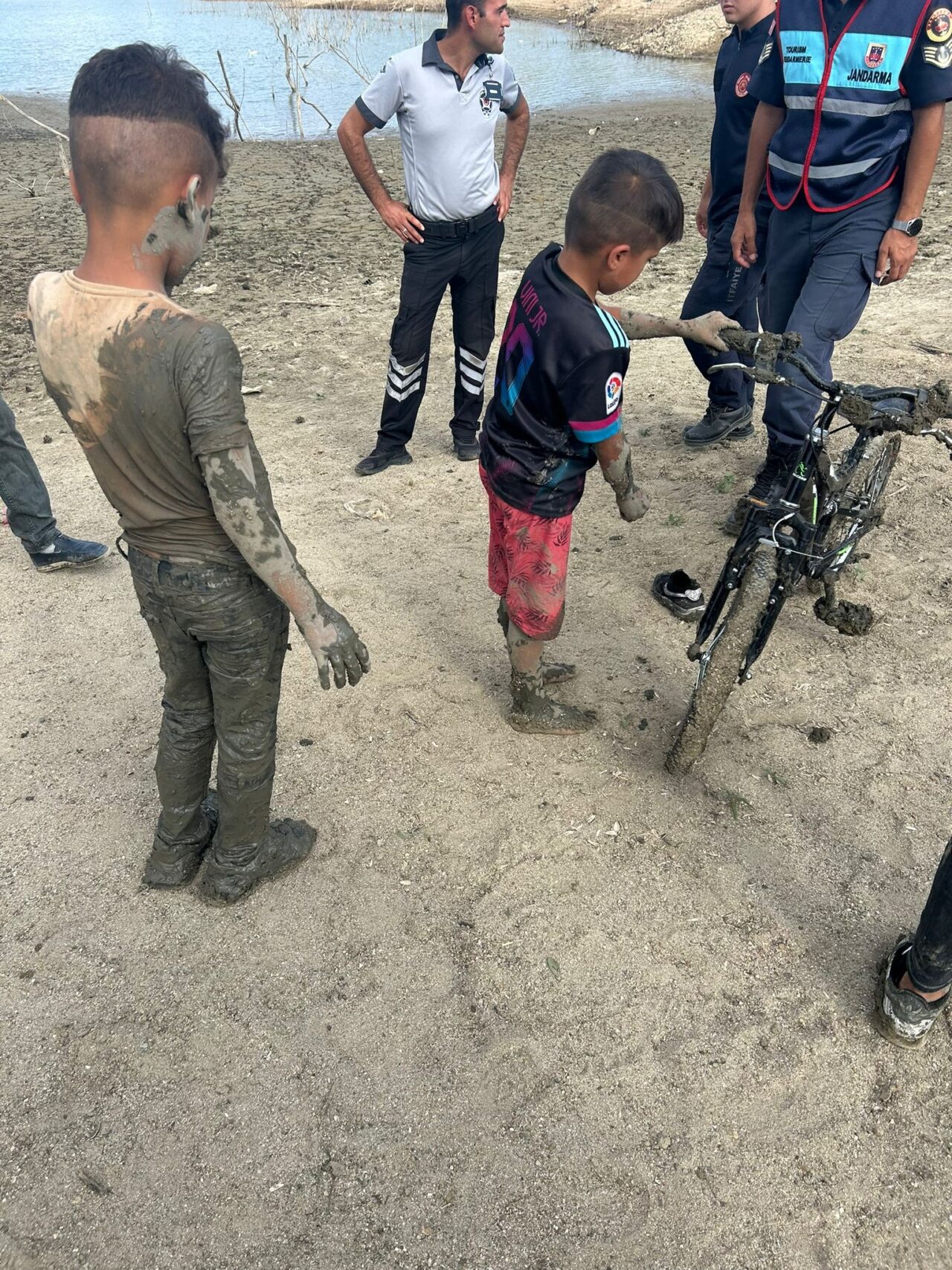 Bursa’da bisikletle gezen çocuklar kâbusu yaşadı