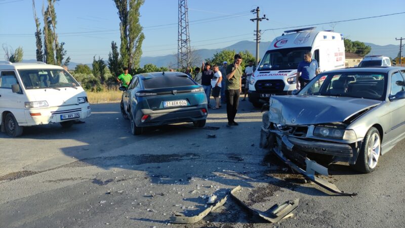 Bursa’da kavşakta zincirleme kaza Bursa’nın Orhangazi ilçesinde İznik yolu üzerinde kavşakta meydana iki otomobille