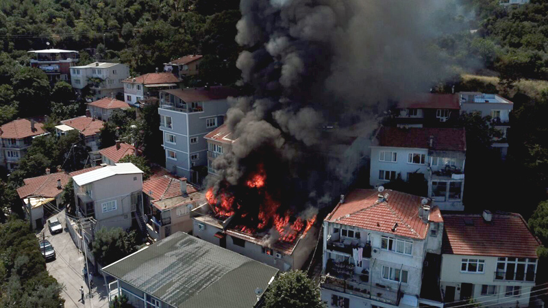 Bursa’da 3 katlı binada yangın Bursa’da 3 katlı binada yangın