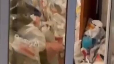 Bursa’da 3 katlı binadan 3 kamyon çöp çıktı