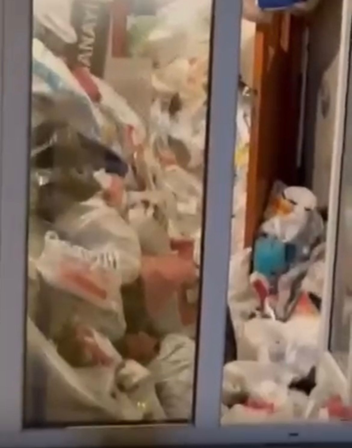 Bursa’da 3 katlı binadan 3 kamyon çöp çıktı