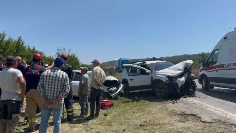Bursa’da kafa kafaya kaza: Yaralılar var Bursa’nın İznik ilçesinde iki otomobilin kafa kafaya çarpıştığı kazada 5