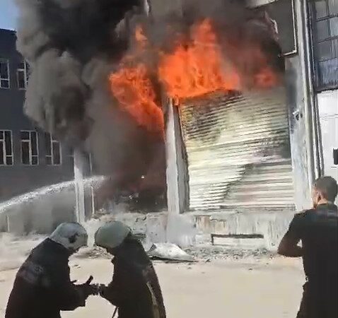 Bursa'da bir yatak fabrikasında çıkan, yangın itfaiye ekiplerince söndürüldü.