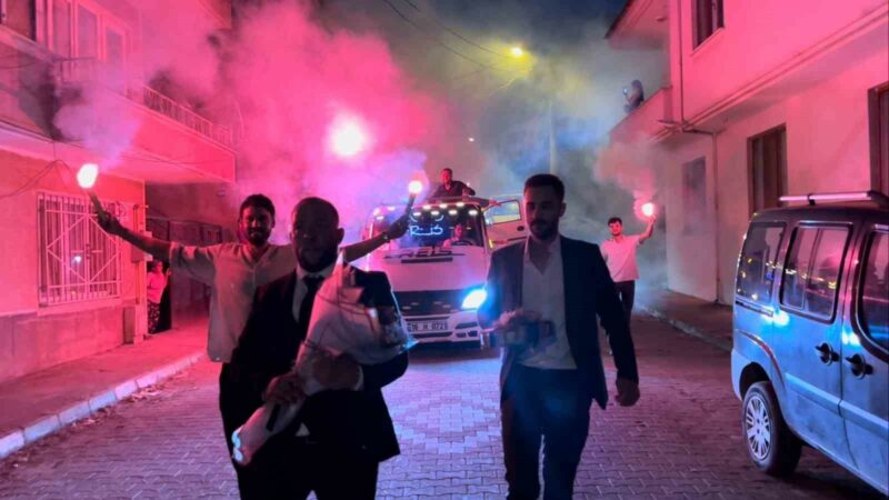 Bursa’da böyle merasim görülmedi! Kız istemeye bakın nasıl geldi… Bursa’nın İznik ilçesinde kız istemeye iş makinesi ve çekiciyle giden