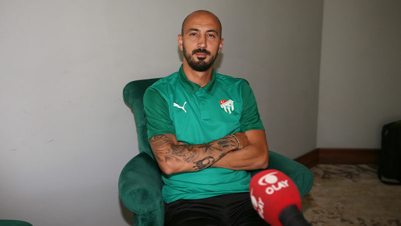 Bursaspor’un yeni kaptanından OLAY’a özel röportaj! ”Şampiyon olacağız” Takım içinde sürekli konuştuklarını söyleyen 36 yaşındaki oyuncu, “Allah’ın izniyle