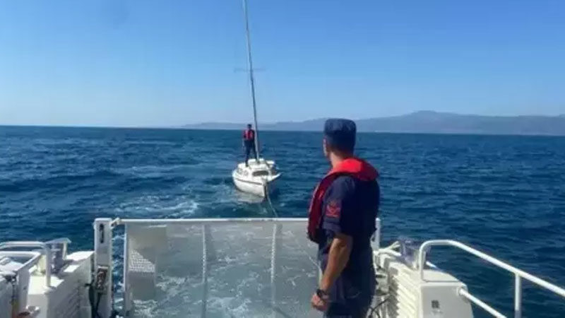 Bursa kıyılarında hareketli dakikalar! Limanda, halatı kopan tekneyi Sahil Güvenlik kıyıya çekti.