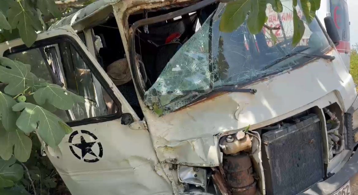 Bursa’da minibüs tarlaya uçtu Bursa’da minibüs tarlaya uçtu