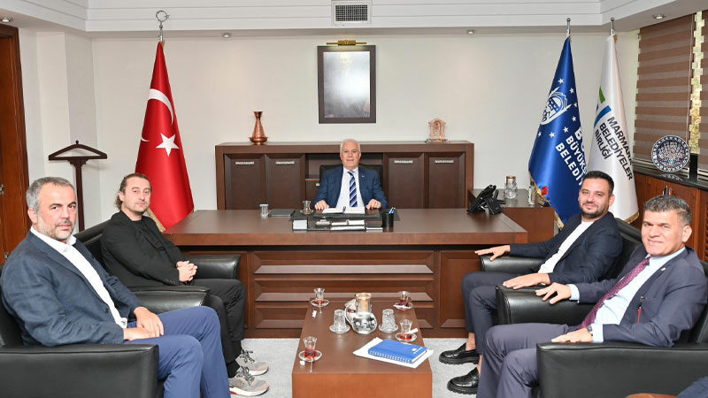 Bursaspor Basketbol yönetimini makamında ağırlayan Bursa Büyükşehir Belediye Başkanı Mustafa