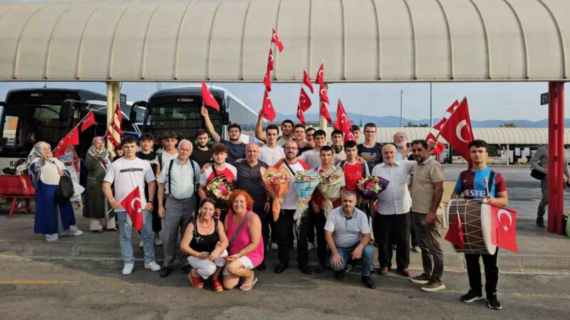 Dünyanın bileğini büken ikizler, Bursa’da coşkuyla karşılandı Bursa’da küçük yaşta başladıkları bilek güreşi sporunda önce Türkiye şampiyonluğu