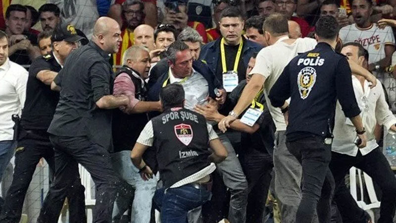 Fenerbahçe Başkanı Ali Koç neden sahaya girdiğini açıkladı Göztepe-Fenerbahçe maçında yaşananlarla ilgili Ali Koç'tan açıklama geldi. Koç neden