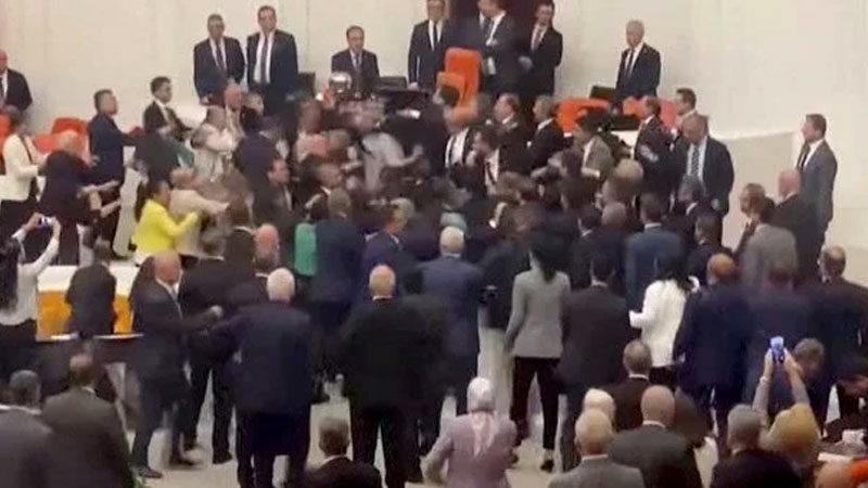 TBMM’de yumruklu kavga! Türkiye Büyük Millet Meclisi (TBMM), milletvekilliği düşürülen Can Atalay için