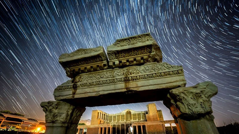 Perseid Meteor yağmuru geceyi aydınlattı