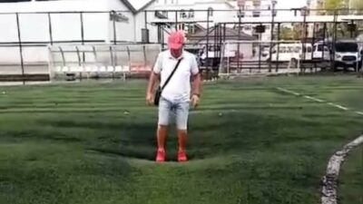 Yağmur sonrası halı saha bu hale geldi