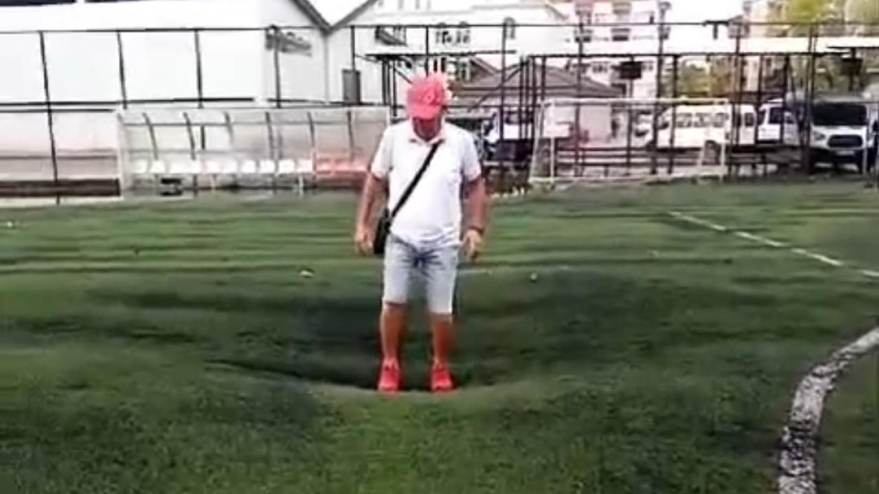 Yağmur sonrası halı saha bu hale geldi