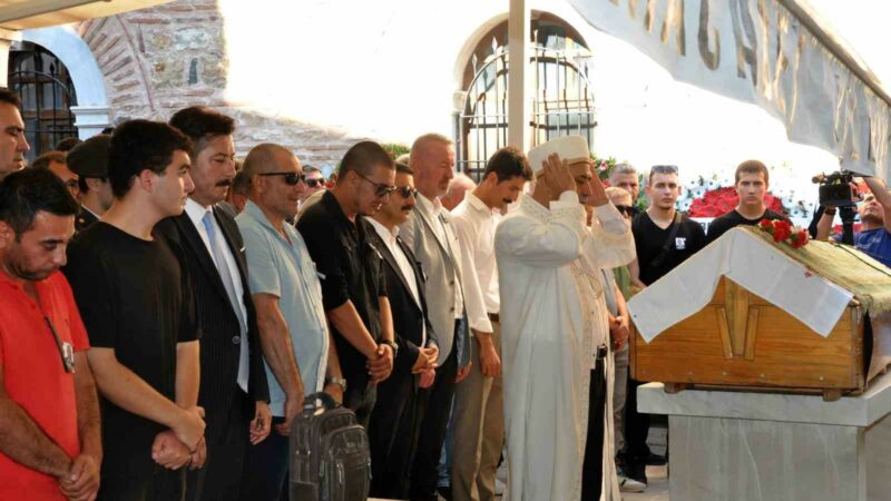 Bursa’da kalbine yenilen başkan yardımcısına hüzünlü veda Karacabey Belediye Başkan Yardımcısı Turhan Uzun, katıldığı halı saha maçında