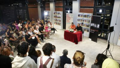 Nilüfer Belediyesi’nin Görükle’deki Koza Kütüphane’de düzenlediği ‘Koza Buluşmaları’na katılan edebiyat