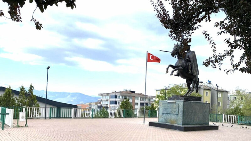 Bursa’nın o ilçesinde merakla beklenen konu! Atatürk anıtı meydana tekrar getirilecek mi? Olay Gazetesi Yazarı İhsan Aydın bugünkü köşesinde, Kestel ilçesindeki meydan