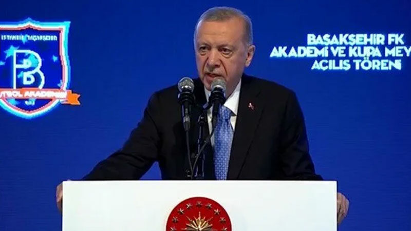 Cumhurbaşkanı Erdoğan: Futbola kavga ve ideoloji girmemeli Cumhurbaşkanı Recep Tayyip Erdoğan, Başakşehir Futbol Akademisi'nin açılışında konuştu. Erdoğan,