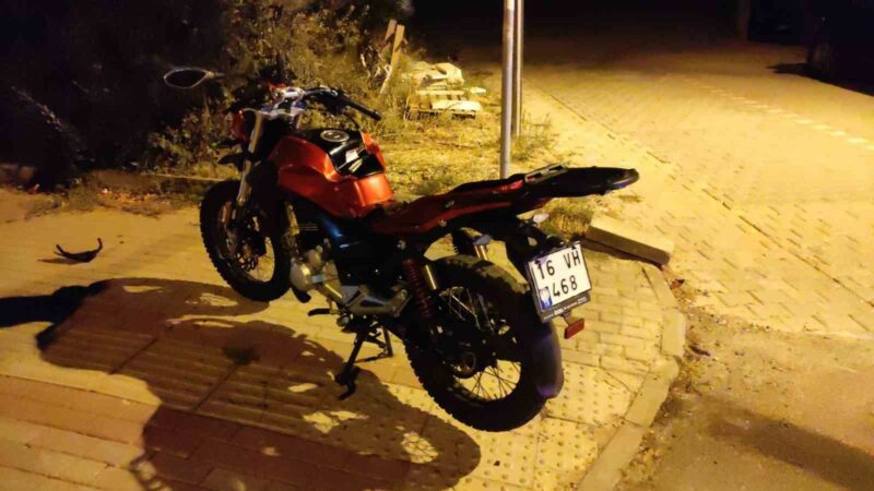 Bursa’da motosiklet dönüş yapan otomobile çarptı: 2 yaralı Bursa’nın Orhangazi ilçesinde meydana gelen trafik kazasında bir otomobil dönüş