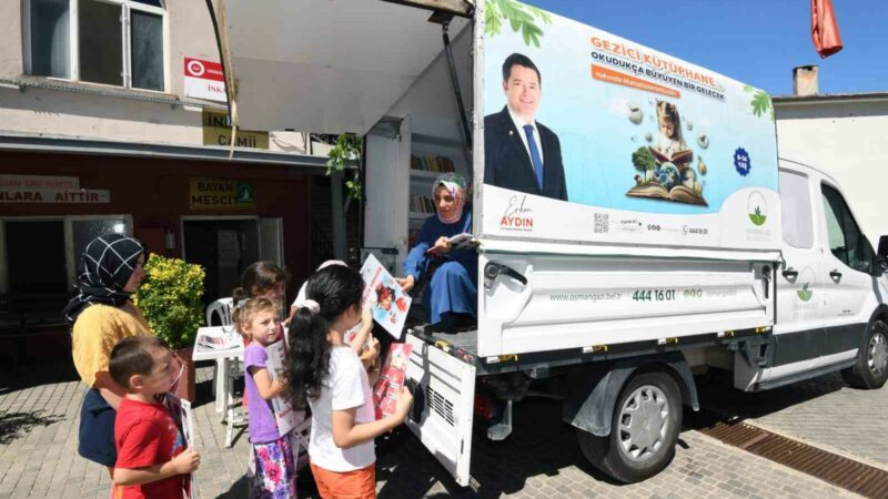 Osmangazi’nin ’Gezici Kütüphanesi’ Bursa yollarında Osmangazi Belediyesi’nin kütüphaneye ulaşmakta zorluk yaşayan merkeze uzak mahallerdeki çocukları