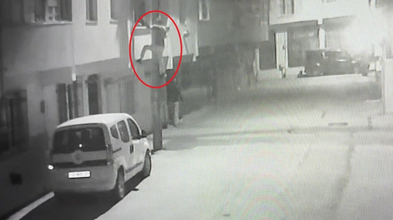 Görüntüler Bursa’dan… Evine giren hırsızı böyle kovaladı