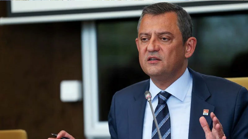 Özgür Özel: ‘Bu ülke iktidardan icraat, muhalefetten hizmet istiyor’ CHP Genel Başkanı Özgür Özel, siyasetteki özür polemiğine ilişkin "Bu