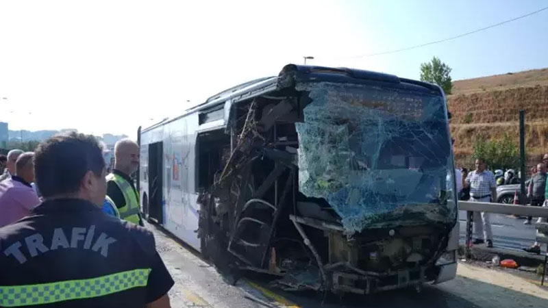 Metrobüs kazasında 1 kişi hayatını kaybetti