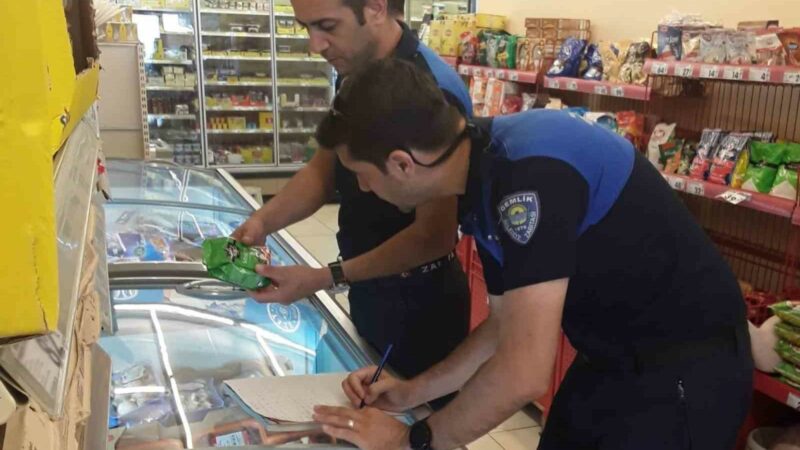 Gemlik Belediyesi Zabıta Müdürlüğü ekipleri, son kullanma tarihi geçen ürünlerin