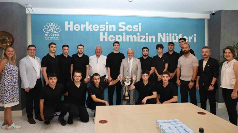 Şampiyonluk sevincini Başkan Şadi Özdemir’le paylaştılar 2023-2024 Sezonu Hentbol Yıldız Erkekler Türkiye Şampiyonu olan Nilüfer Belediyespor