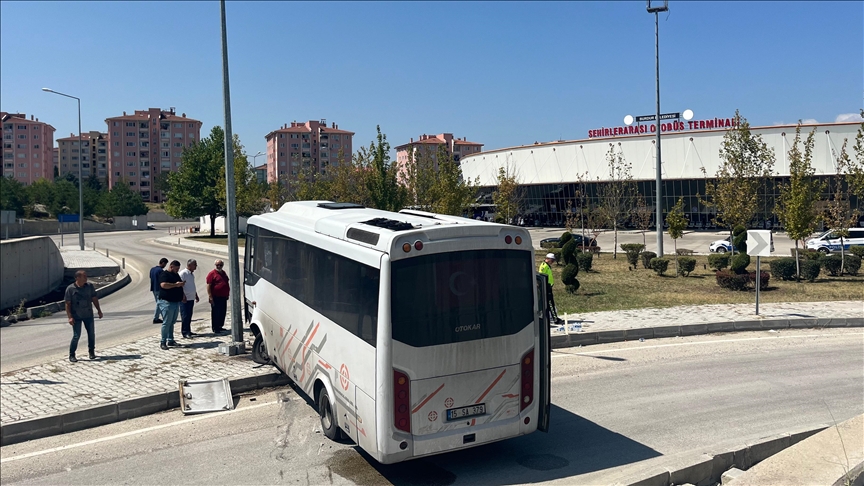 Otobüs terminaline midibüs düştü: Yaralılar var